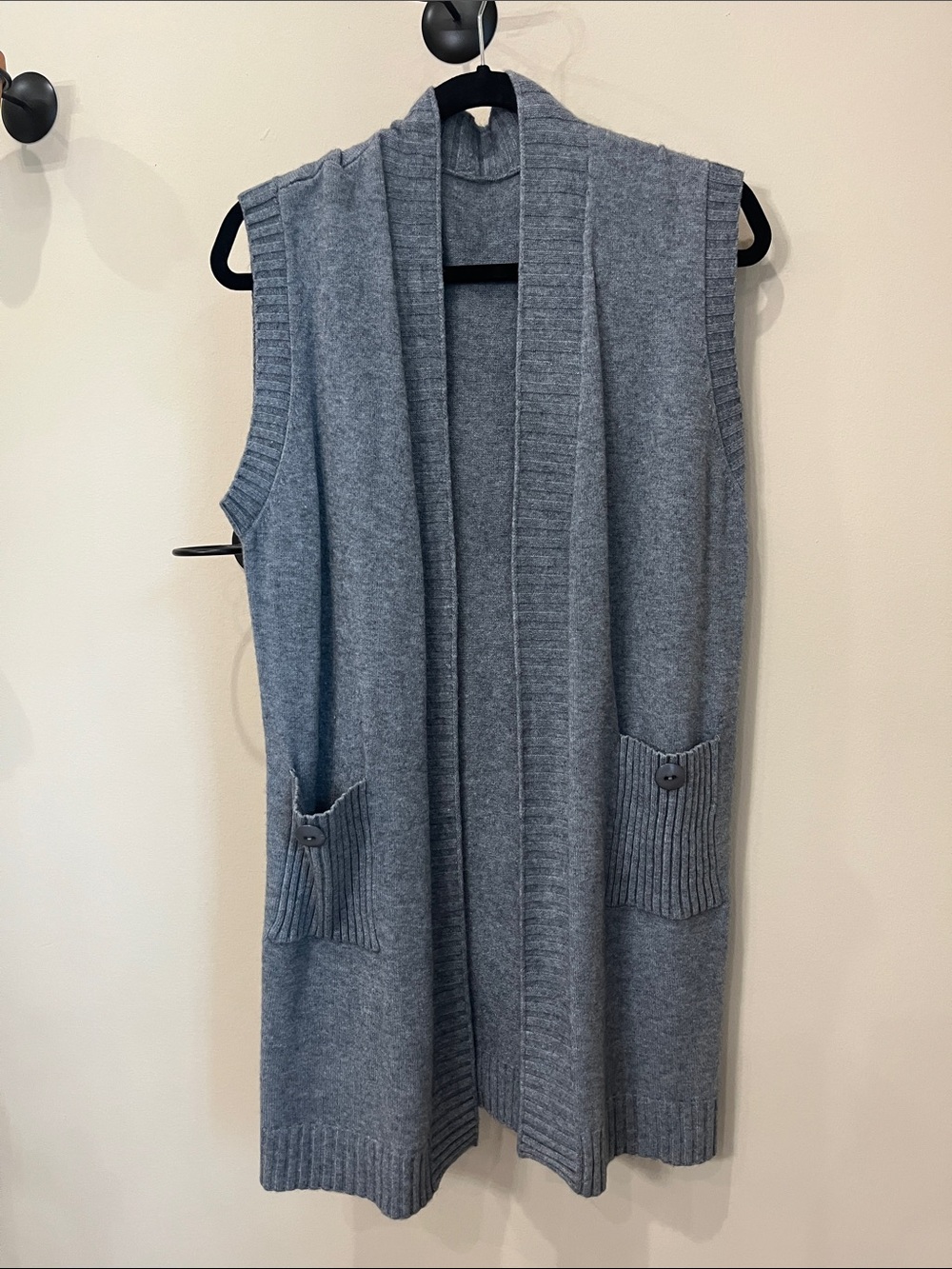 Sleeveless Open-Front Knit Vest in Gray